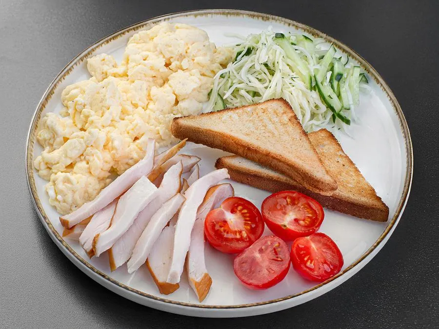 Скрамбл с копченой курицей