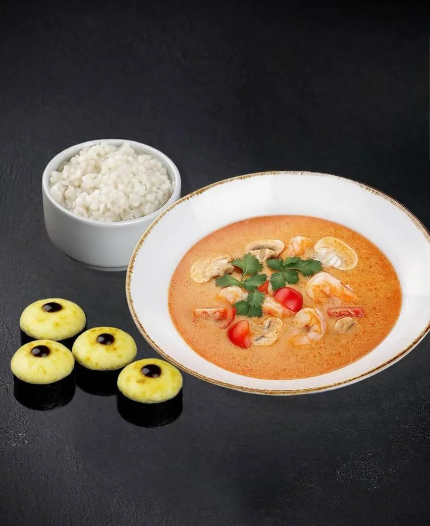 Суп Том Ям с креветками и ролл Запеченный лосось 4 кусочка